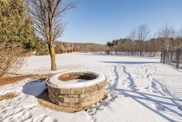 W330S10080 Genevieve DRIVE, Mukwonago, WI 53149