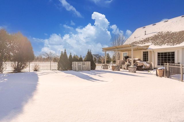 W330S10080 Genevieve DRIVE, Mukwonago, WI 53149