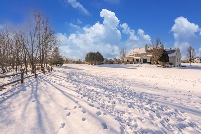 W330S10080 Genevieve DRIVE, Mukwonago, WI 53149