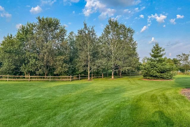 W330S10080 Genevieve DRIVE, Mukwonago, WI 53149
