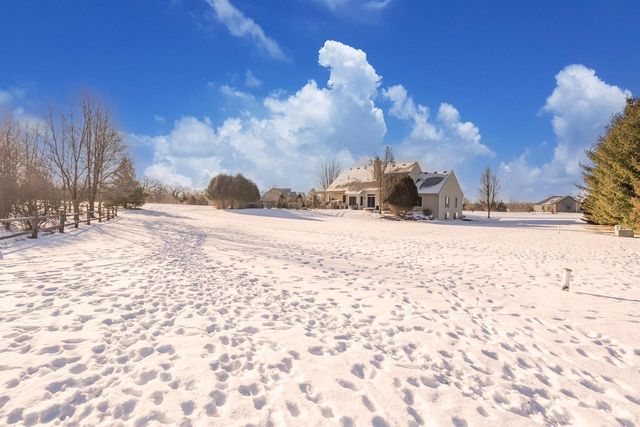 W330S10080 Genevieve DRIVE, Mukwonago, WI 53149