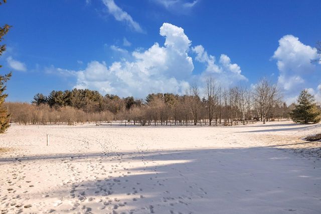 W330S10080 Genevieve DRIVE, Mukwonago, WI 53149