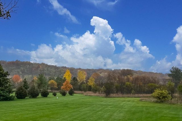 W330S10080 Genevieve DRIVE, Mukwonago, WI 53149