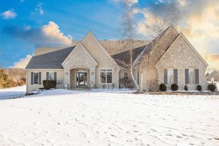 W330S10080 Genevieve DRIVE, Mukwonago, WI 53149