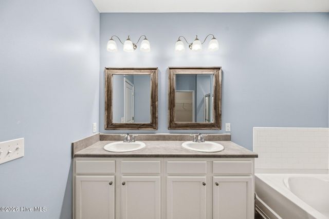 8052 W Highcroft Drive NE, Leland, NC 28451