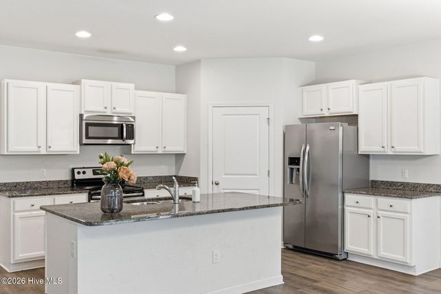 8052 W Highcroft Drive NE, Leland, NC 28451