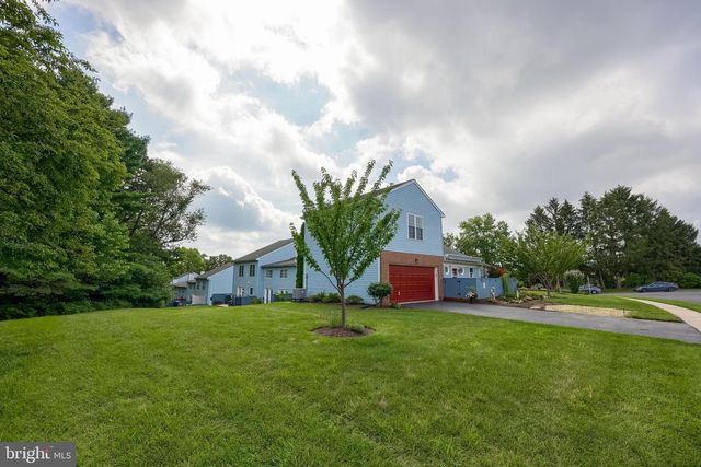 220 WINDING HILL DR, Lancaster, PA 17601