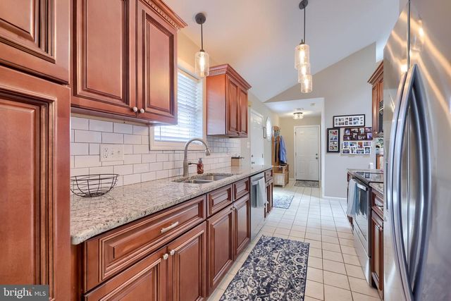 220 WINDING HILL DR, Lancaster, PA 17601