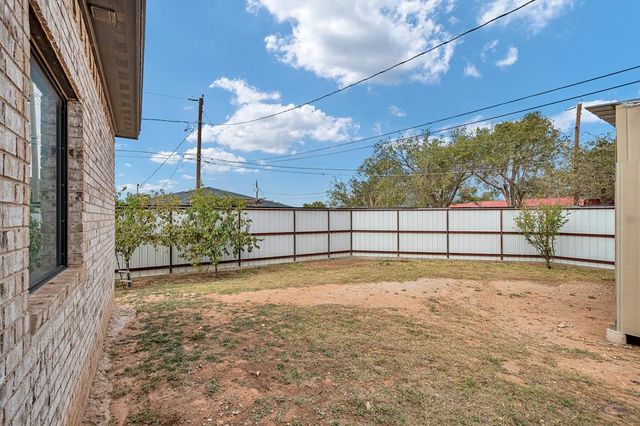 1907 N Fairgrounds Rd, Midland, TX 79705