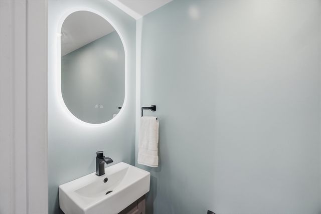 32 Harkaway Rd 32, North Andover, MA 01845