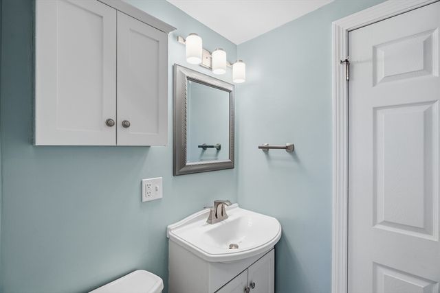 32 Harkaway Rd 32, North Andover, MA 01845