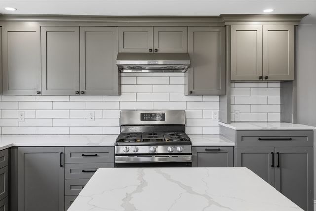 32 Harkaway Rd 32, North Andover, MA 01845