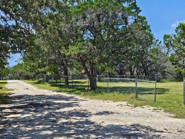 29 Green Cedar Rd., Boerne, TX 78006