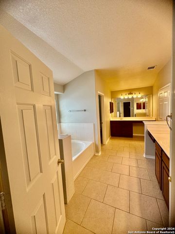 952 PERSIAN GDN, San Antonio, TX 78260
