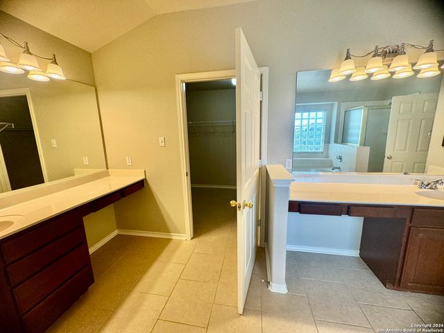 952 PERSIAN GDN, San Antonio, TX 78260