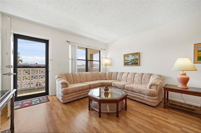 4910 BAY STREET NE 311, St Petersburg, FL 33703