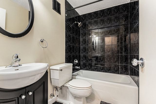 1043 S YORK Road 202, Bensenville, IL 60106