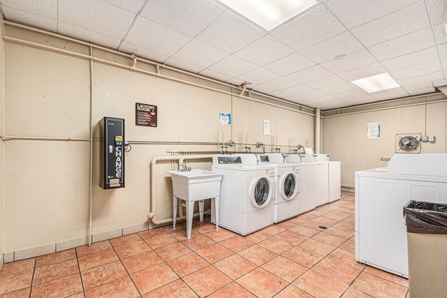 1043 S YORK Road 202, Bensenville, IL 60106