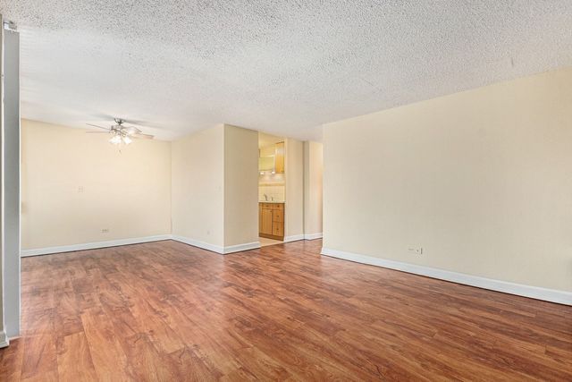 1043 S YORK Road 202, Bensenville, IL 60106