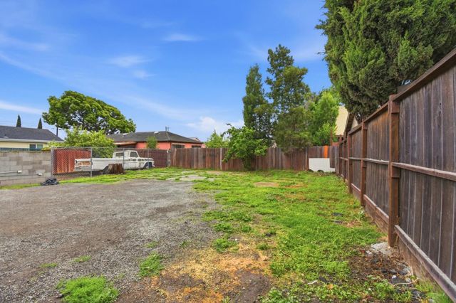 8715 E Street, Oakland, CA 94621