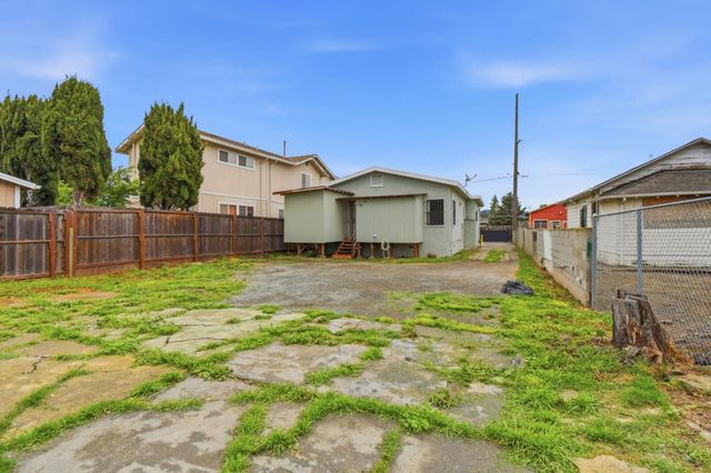 8715 E Street, Oakland, CA 94621