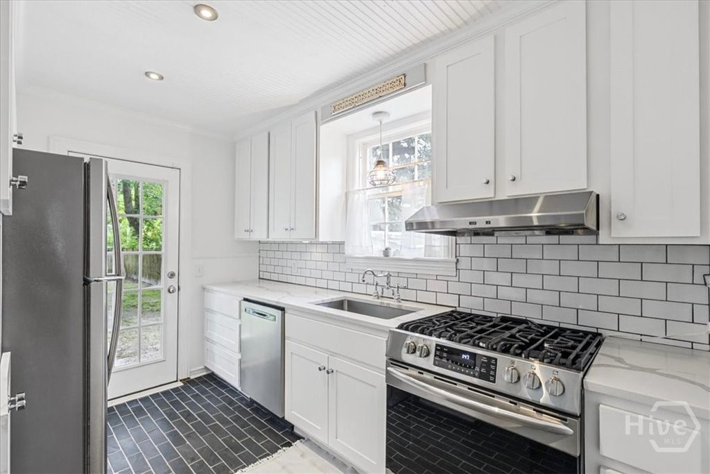Image 11 of property listing at 414 E 66th Street, Savannah, GA 31405