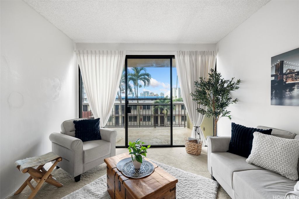 1561 Pensacola Street 405, Honolulu, HI 96822