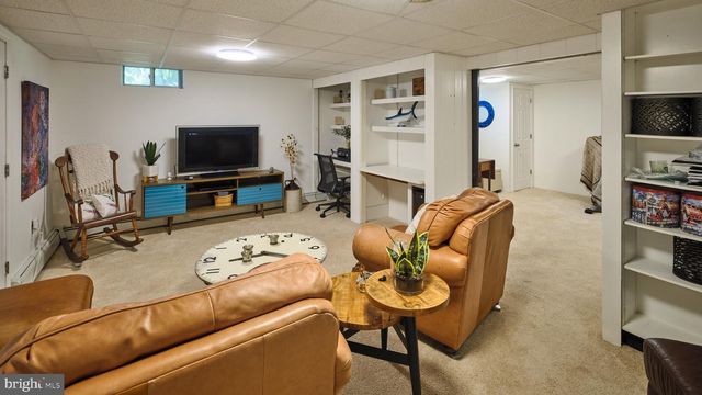 24 WALTON DR, New Hope, PA 18938