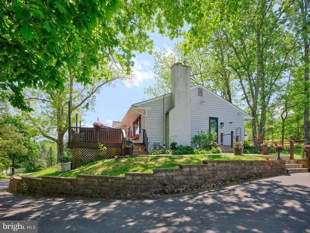 24 WALTON DR, New Hope, PA 18938
