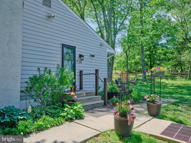 24 WALTON DR, New Hope, PA 18938