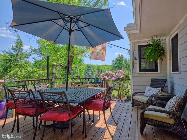24 WALTON DR, New Hope, PA 18938