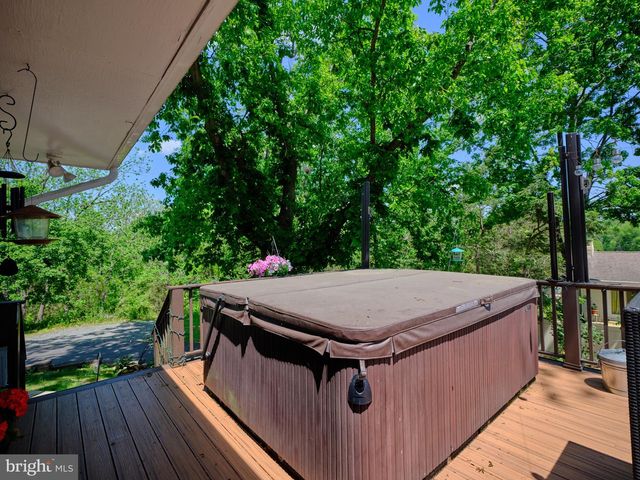 24 WALTON DR, New Hope, PA 18938
