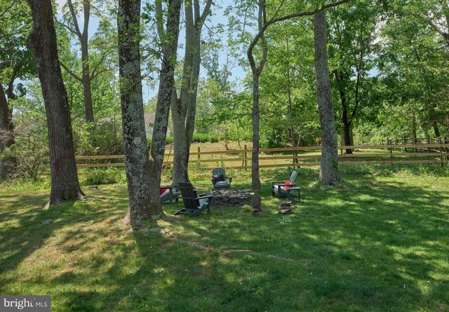 24 WALTON DR, New Hope, PA 18938