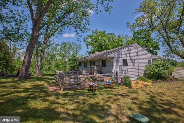24 WALTON DR, New Hope, PA 18938