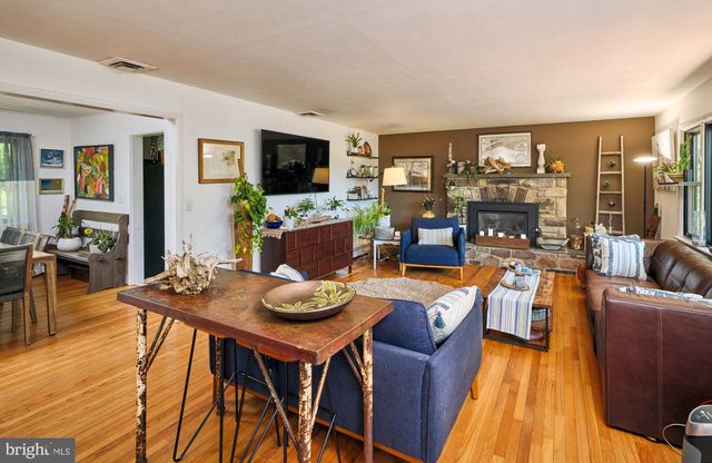 24 WALTON DR, New Hope, PA 18938