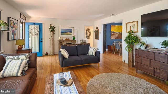 24 WALTON DR, New Hope, PA 18938
