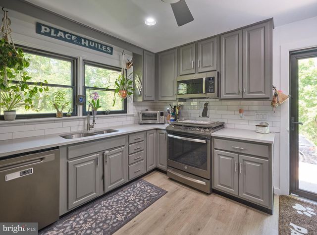 24 WALTON DR, New Hope, PA 18938