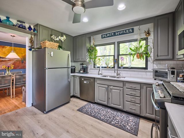 24 WALTON DR, New Hope, PA 18938