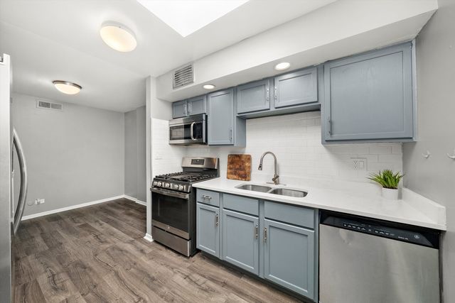 333 S EAST Avenue 405, Oak Park, IL 60302