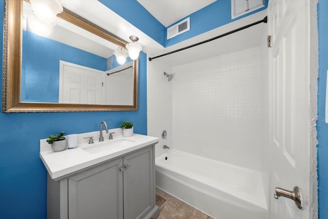 333 S EAST Avenue 405, Oak Park, IL 60302