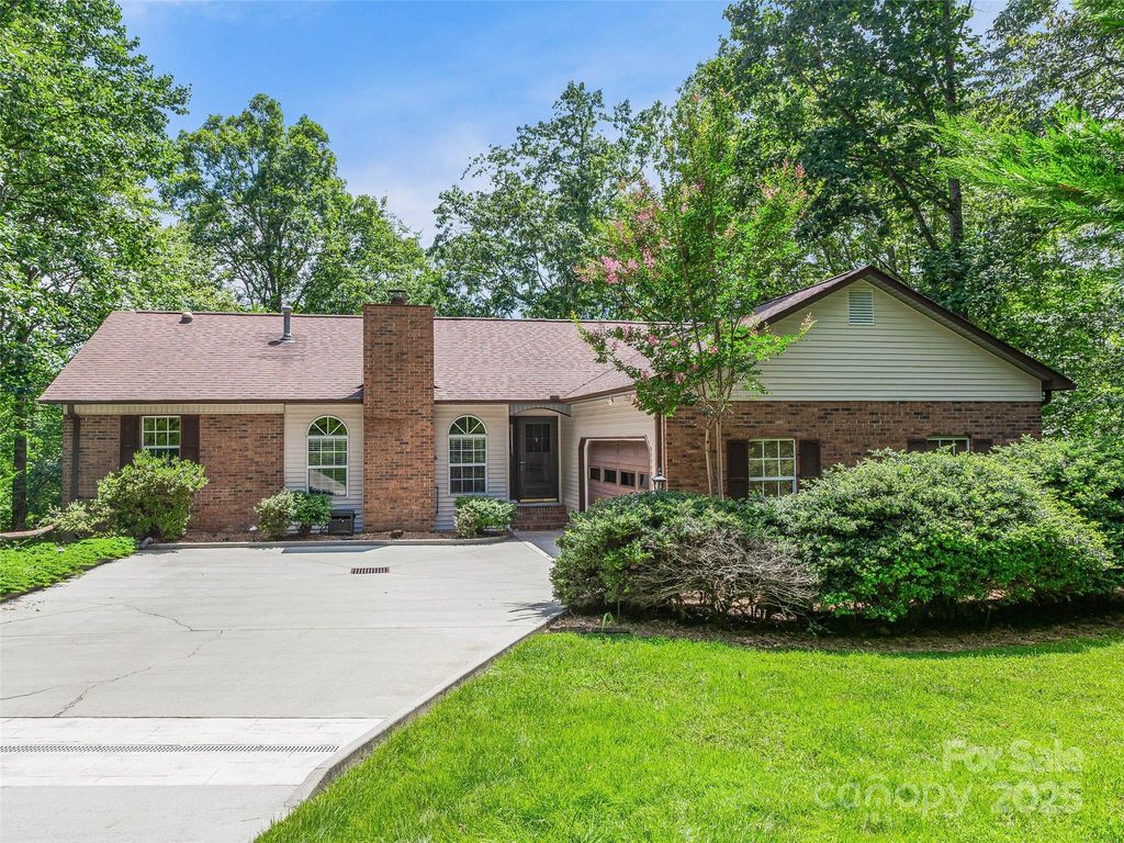 547 Hunters Glen Lane, Hendersonville, NC 28739