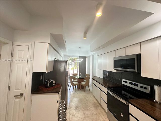 3900 Island Boulevard B-303, Aventura, FL 33160