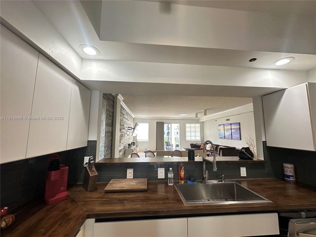 3900 Island Boulevard B-303, Aventura, FL 33160