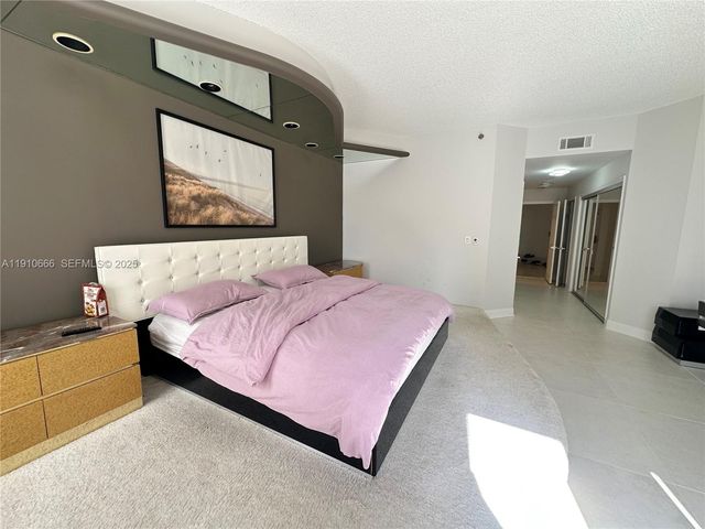 3900 Island Boulevard B-303, Aventura, FL 33160