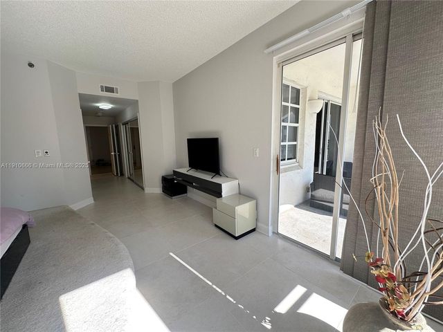 3900 Island Boulevard B-303, Aventura, FL 33160