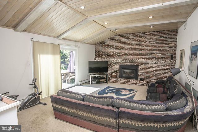 2908 VILLAGE GREEN LN, Norristown, PA 19403