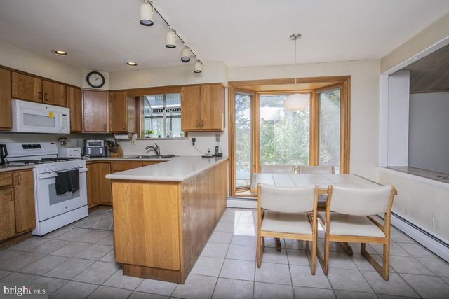 2908 VILLAGE GREEN LN, Norristown, PA 19403
