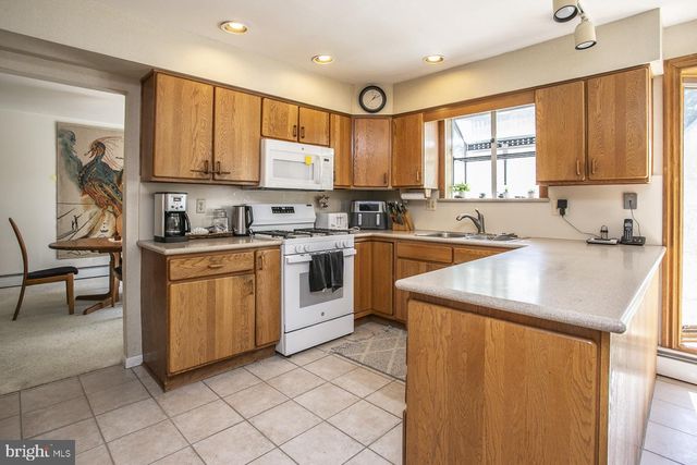 2908 VILLAGE GREEN LN, Norristown, PA 19403
