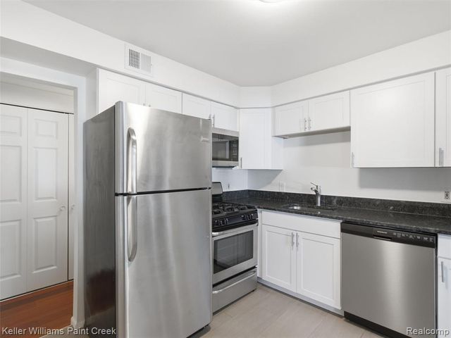 408 Fox Hills Drive 2, Bloomfield Hills, MI 48304