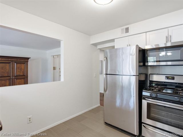 408 Fox Hills Drive 2, Bloomfield Hills, MI 48304